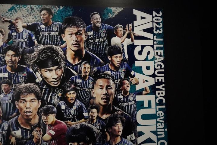 Jリーグオフィスのチャンピオンモニュメントを撮影！昨季リーグ王者・神戸とリーグ杯覇者・福岡のラッピングはこんな感じ