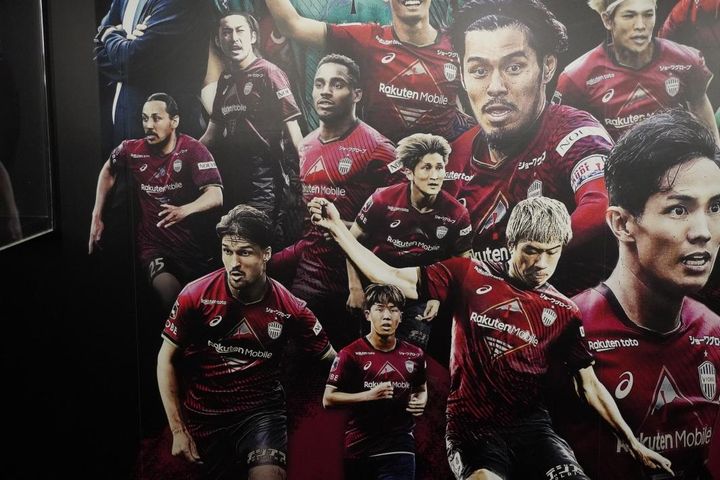 Jリーグオフィスのチャンピオンモニュメントを撮影！昨季リーグ王者・神戸とリーグ杯覇者・福岡のラッピングはこんな感じ