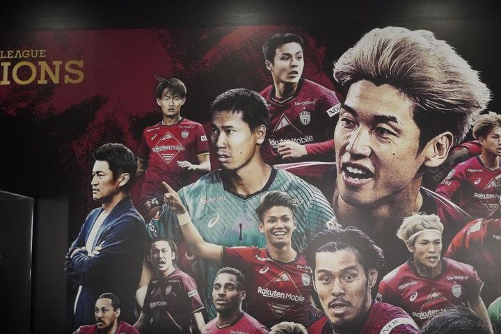 Jリーグオフィスのチャンピオンモニュメントを撮影！昨季リーグ王者・神戸とリーグ杯覇者・福岡のラッピングはこんな感じ