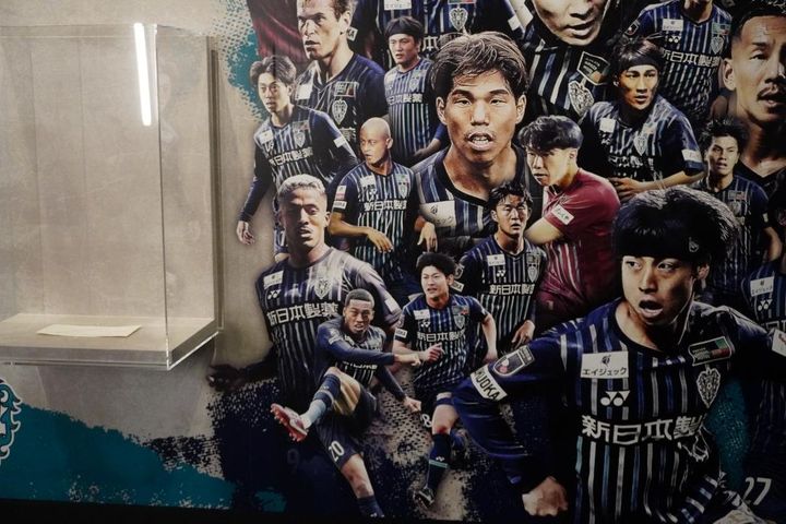 Jリーグオフィスのチャンピオンモニュメントを撮影！昨季リーグ王者・神戸とリーグ杯覇者・福岡のラッピングはこんな感じ