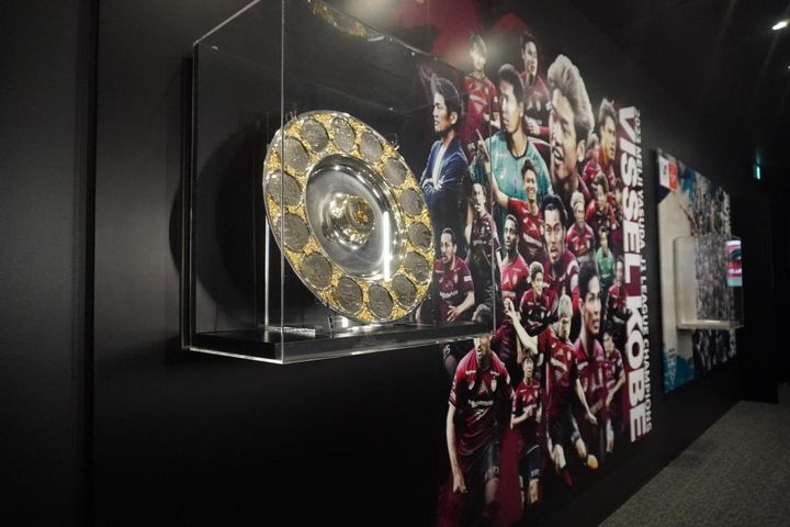 Jリーグオフィスのチャンピオンモニュメントを撮影！昨季リーグ王者・神戸とリーグ杯覇者・福岡のラッピングはこんな感じ