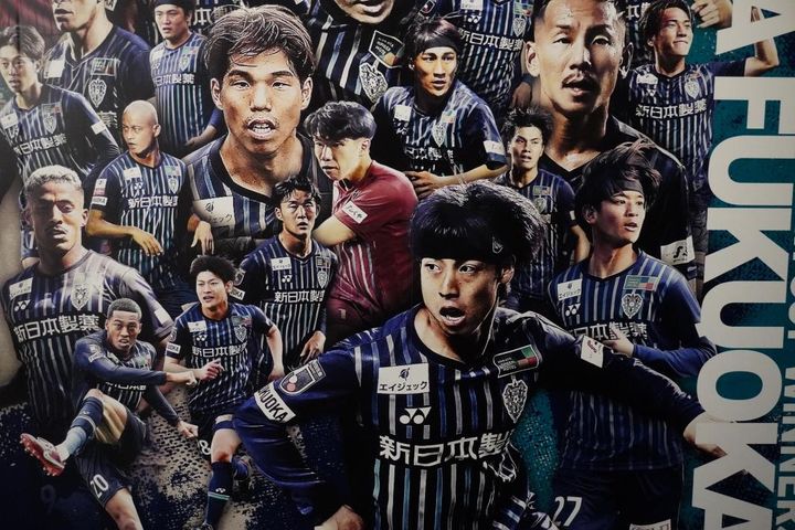 Jリーグオフィスのチャンピオンモニュメントを撮影！昨季リーグ王者・神戸とリーグ杯覇者・福岡のラッピングはこんな感じ