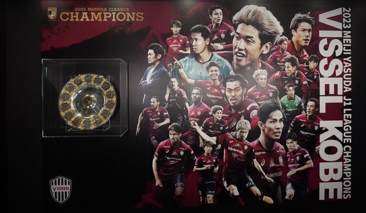 Jリーグオフィスのチャンピオンモニュメントを撮影！昨季リーグ王者・神戸とリーグ杯覇者・福岡のラッピングはこんな感じ