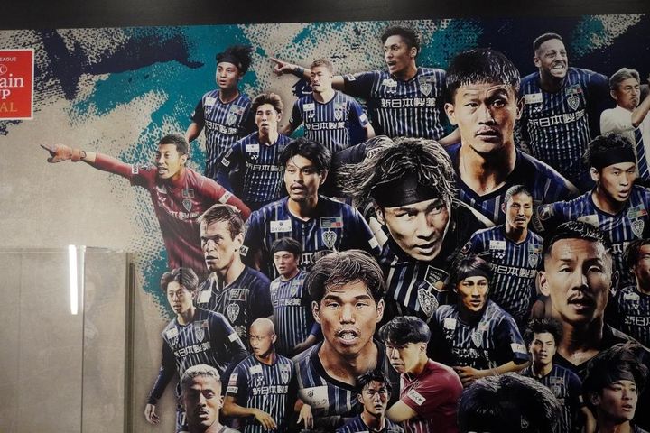 Jリーグオフィスのチャンピオンモニュメントを撮影！昨季リーグ王者・神戸とリーグ杯覇者・福岡のラッピングはこんな感じ