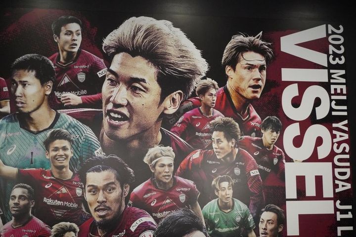 Jリーグオフィスのチャンピオンモニュメントを撮影！昨季リーグ王者・神戸とリーグ杯覇者・福岡のラッピングはこんな感じ