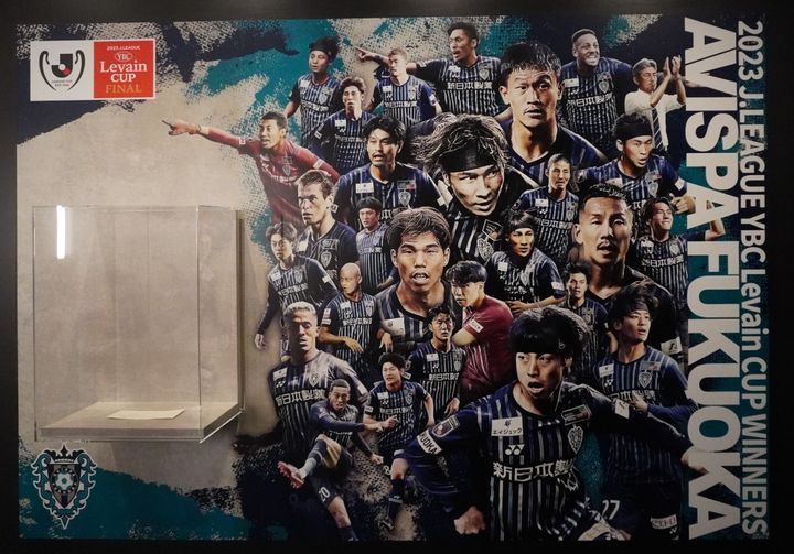 Jリーグオフィスのチャンピオンモニュメントを撮影！昨季リーグ王者・神戸とリーグ杯覇者・福岡のラッピングはこんな感じ