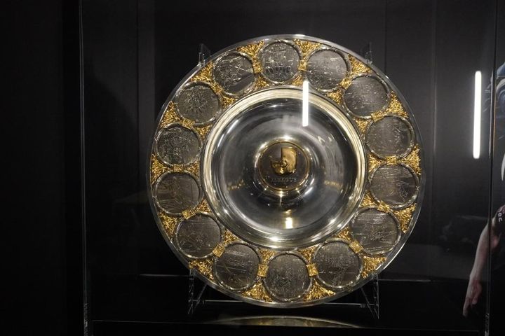 Jリーグオフィスのチャンピオンモニュメントを撮影！昨季リーグ王者・神戸とリーグ杯覇者・福岡のラッピングはこんな感じ