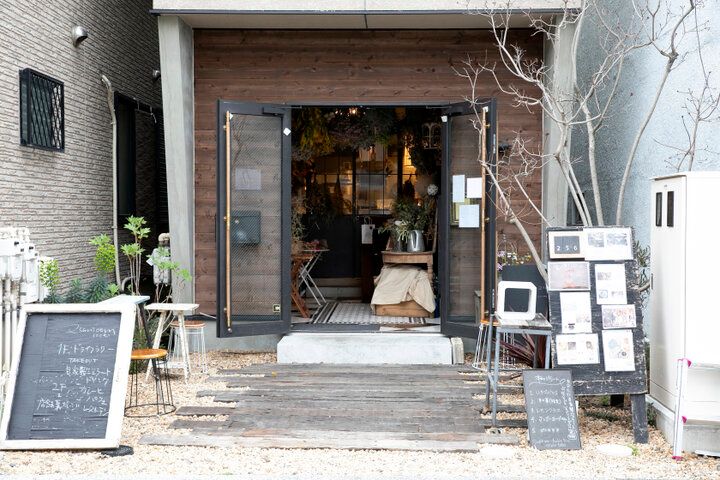 都内からもアクセス◎ フラワーショップ併設の「256nicom」で色鮮やかなカレー＆パフェを