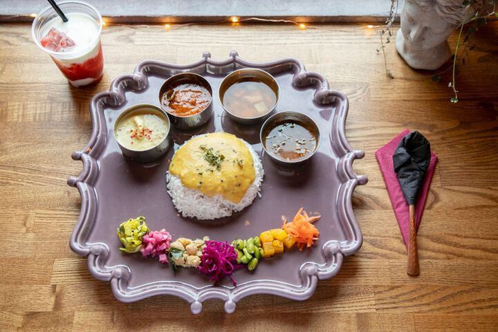 都内からもアクセス◎ フラワーショップ併設の「256nicom」で色鮮やかなカレー＆パフェを