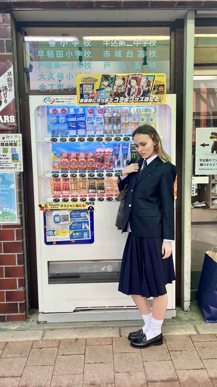 画像2: リリー・ローズ・デップが日本で制服を着用
