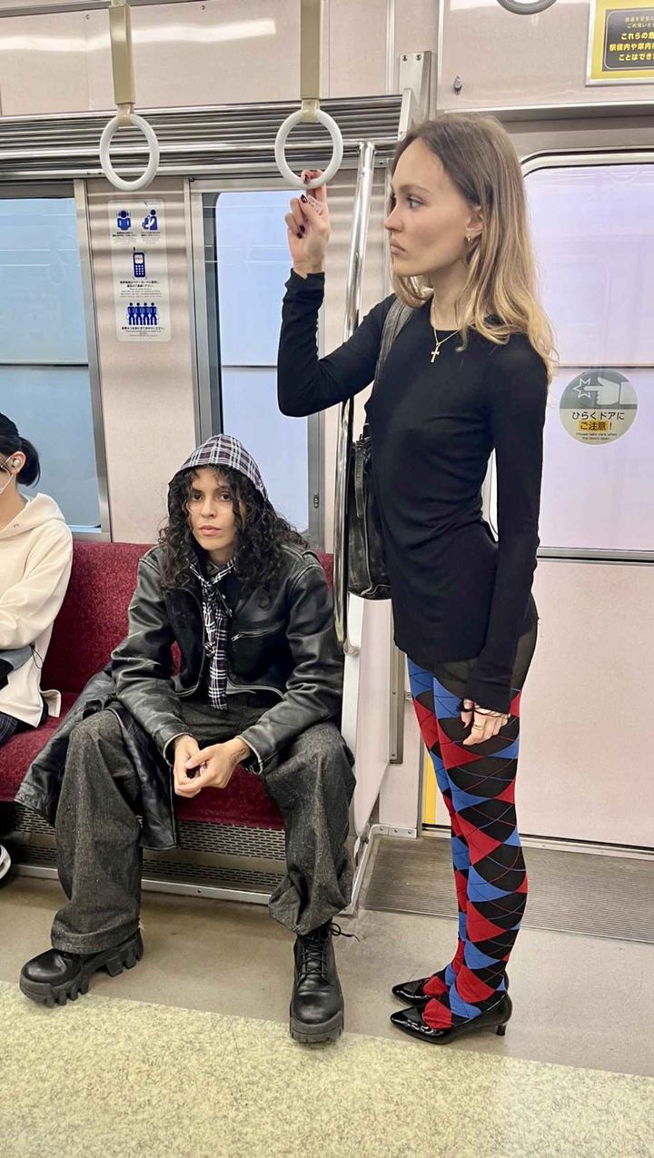 画像1: リリー・ローズ・デップが日本で制服を着用