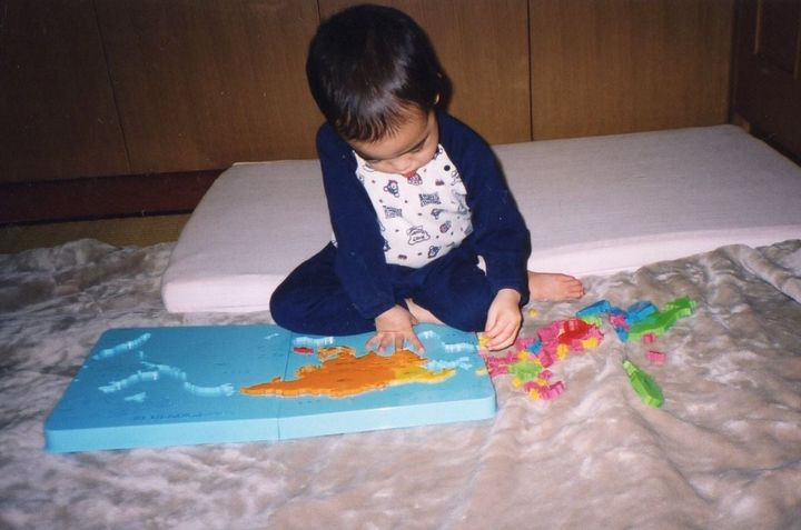 世界地図パズルに夢中になる息子（筆者提供）