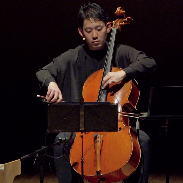チェロを演奏する山澤慧