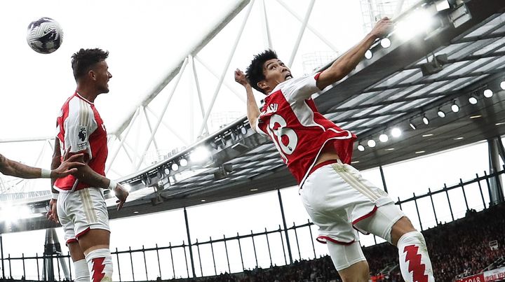 アーセナル冨安健洋、プレミア優勝争いのなかで勝利に貢献！「またも超ソリッド」と現地評価