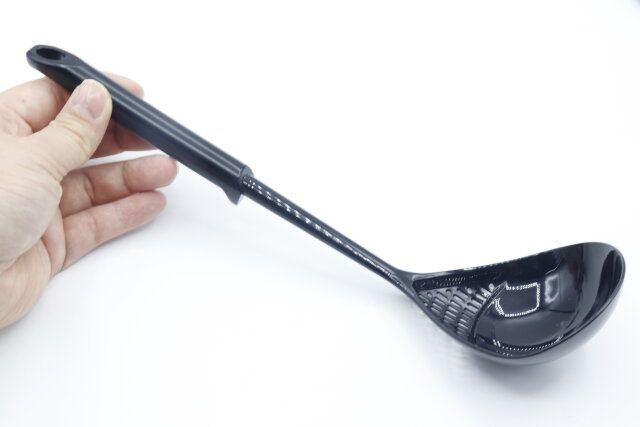 100均ダイソーのアク取り用お玉