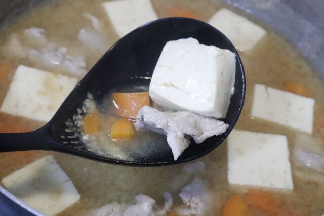 100均ダイソーのアク取り用お玉