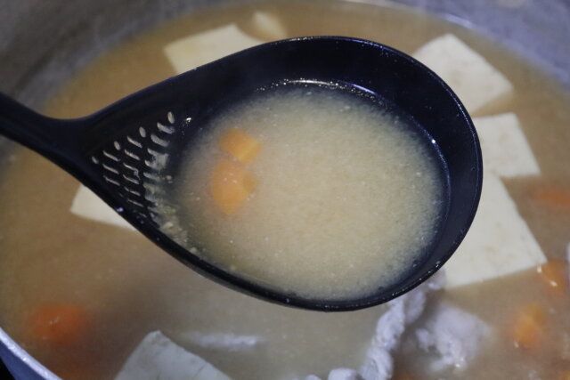 100均ダイソーのアク取り用お玉