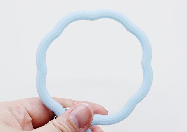 ダイソーのフラワー型ハンドストラップ