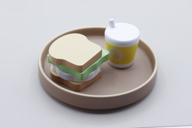 セリアの木製おままごと サンドイッチ 四角と木製おままごと カップドリンク