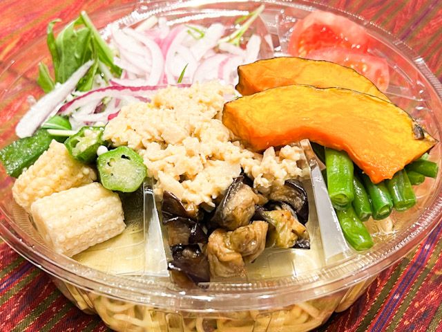 「5種揚げ野菜と鶏そぼろの冷製グリーンカレーヌードル」