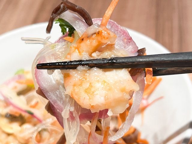 お箸で持ち上げた「温めて食べる海老とあさりのタイ風春雨サラダ （ヤムウンセン）」