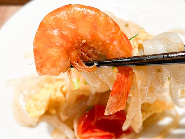 お箸で持ち上げた「殻付き海老と香味野菜のトムヤム焼きそば」