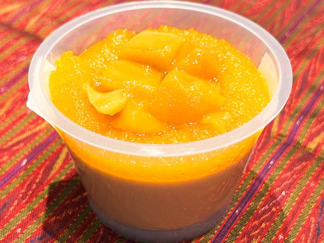 「ココナッツクリーム入りスパイシーミルクティーゼリー（マンゴー添え）」