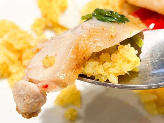フォークで持ち上げた「タイ風鶏肉の炊き込みご飯 （カオ・モック・ガイ） 