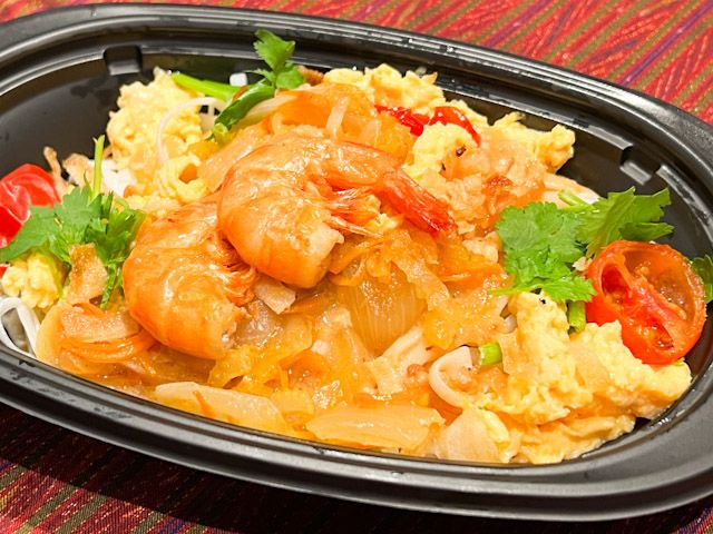 「殻付き海老と香味野菜のトムヤム焼きそば」