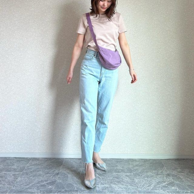 UNIQLO「ラウンドミニショルダーコーデの女性6」