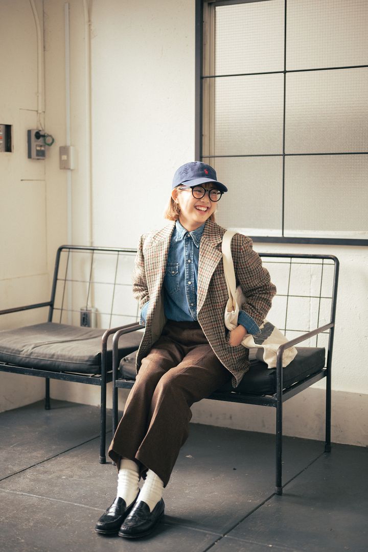 トラッドコーデに“デニムシャツ”で爽やかさをプラス！【FUDGE FRIEND おしゃれさんの毎日コーディネート vol.365｜鈴木楽々】