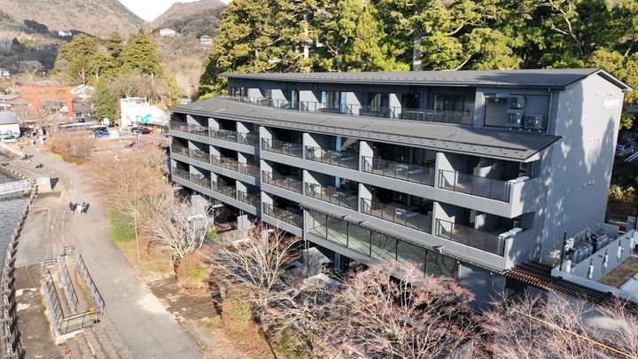 建物は芦ノ湖に面している