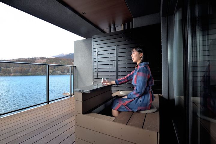 2～3名が座れる足湯