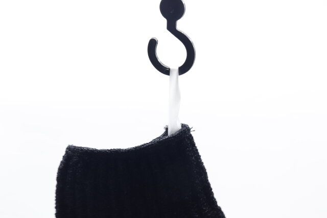 セリアのお掃除用手袋たわしをフックに吊るす