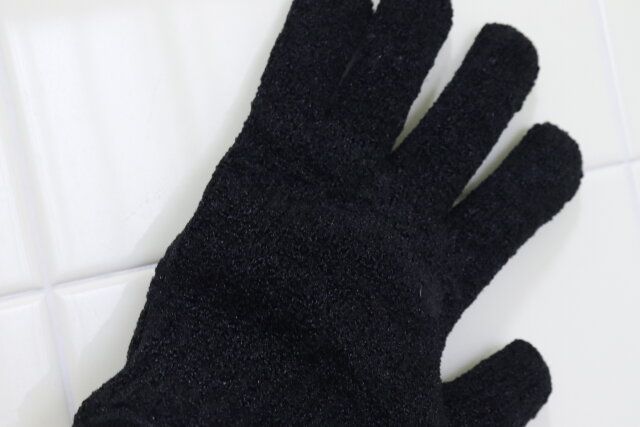 セリアのお掃除用手袋たわしでタイルの掃除