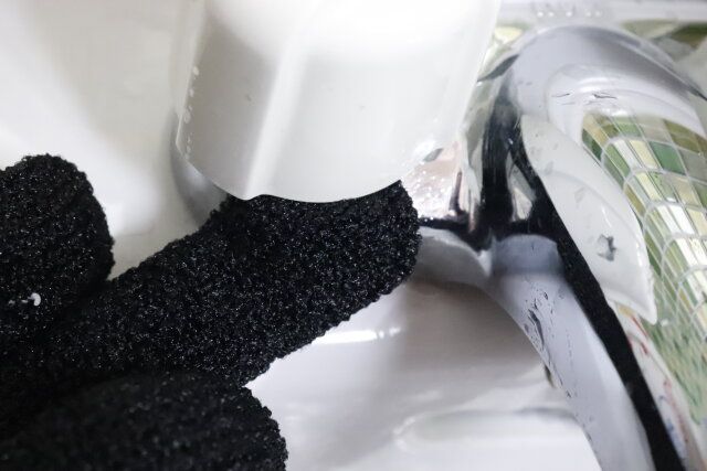 セリアのお掃除用手袋たわしで水回りの掃除