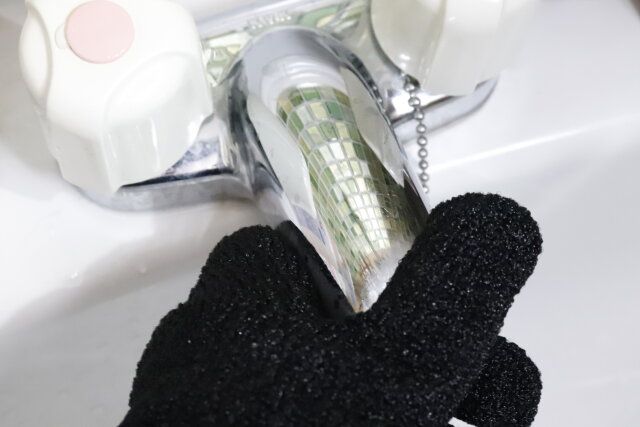 セリアのお掃除用手袋たわしで蛇口を掃除