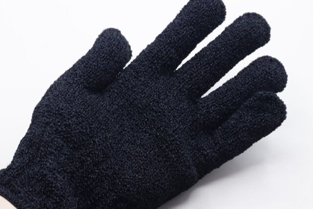 セリアのお掃除用手袋たわしを手にはめた様子