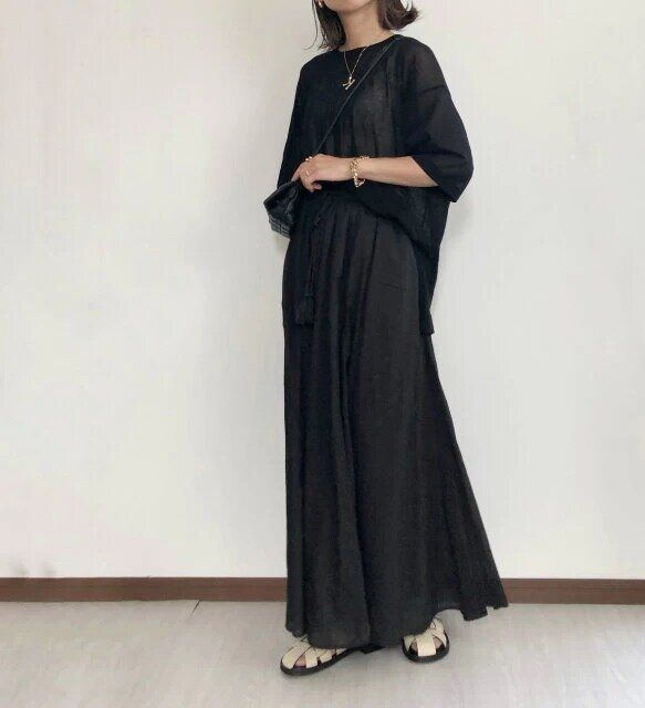 大人女子の黒シアートップス春コーデ