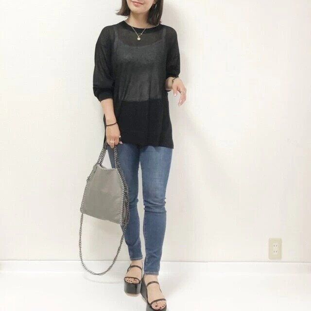 大人女子の黒シアートップス春コーデ