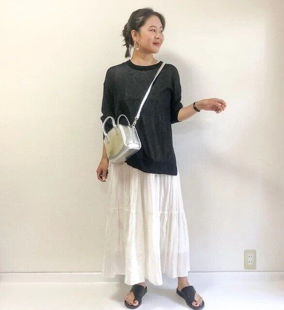 大人女子の黒シアートップス春コーデ