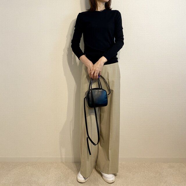 きれいめワイドパンツと白スニーカーコーデ