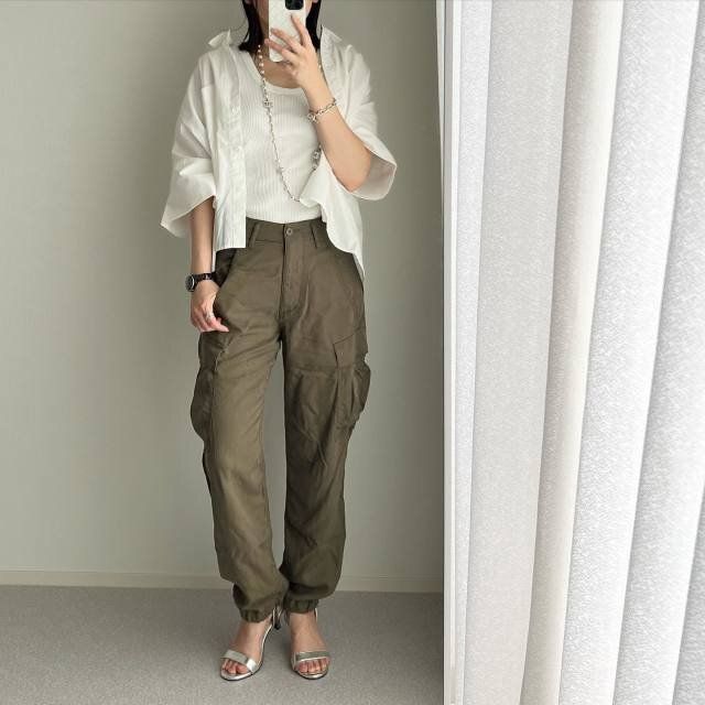 白シャツ カーキ カーゴパンツ コーデ
