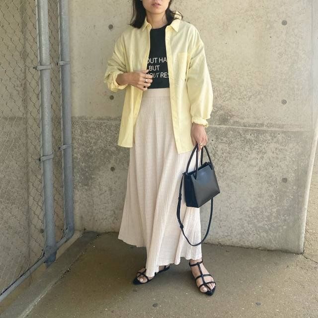 イエロー シャツ 白 スカート コーデ