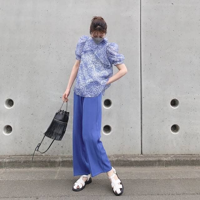ブルー ブラウス パンツ ワントーンコーデ