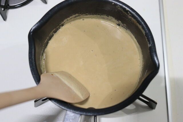 コーヒーカヌレ レシピ 沸騰させた牛乳にコーヒーを溶かし冷蔵庫で一晩休ませる