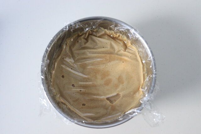 コーヒーカヌレ レシピ 生地をザルで濾し冷蔵庫で寝かせる