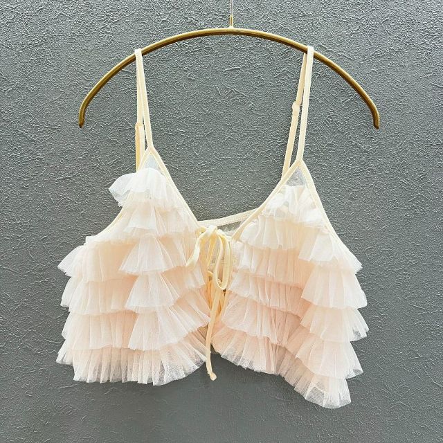 リボンフリルビスチェをハンガーにかけている