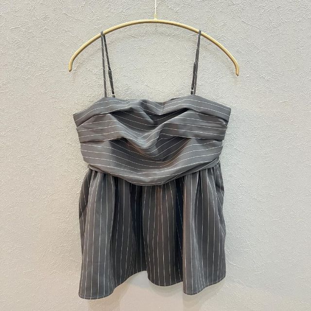 ストライプビスチェをハンガーにかけている