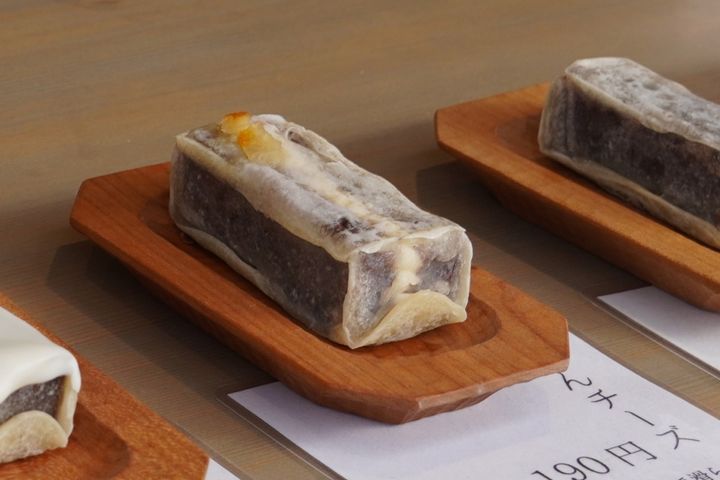 季節のきんつば「あんチーズ」（中央）